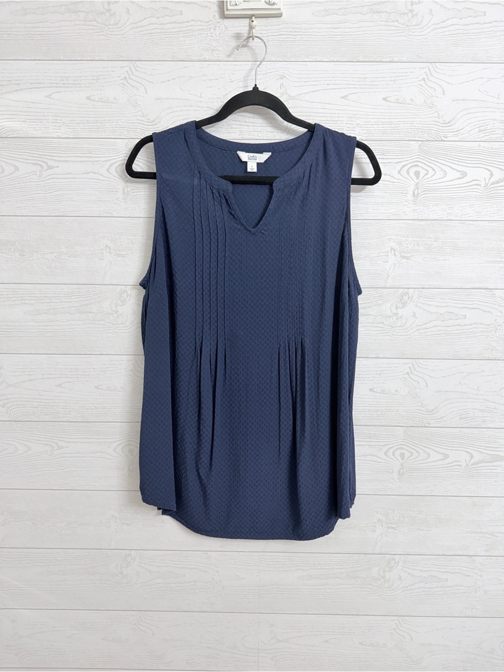 Craft & Barrow Women’s Navy Blue Sleeveless Blouse. Size L